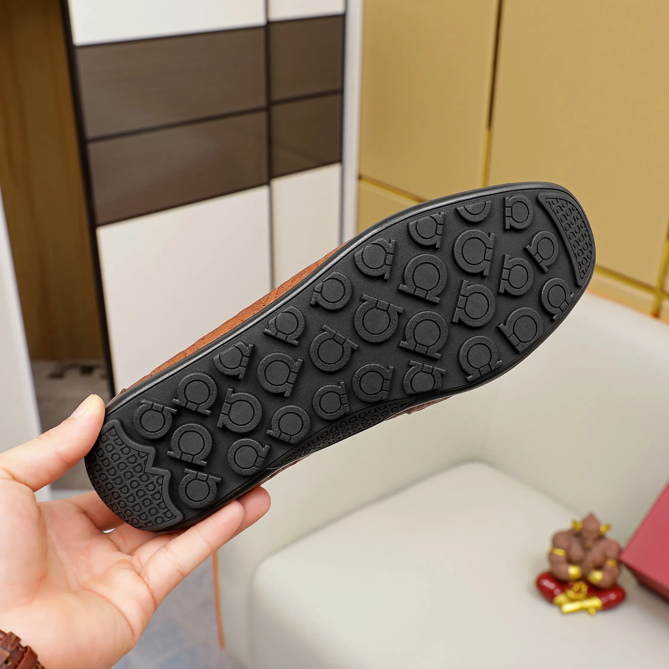 Men's clothing and shoes💰360 🔥Ferragamo's new men's casual slip-on shoes🇨🇳Official website original 1:1 mold opening, original quality💯Fine workmanship, high-end luxury☘The upper is made of imported Italian first-layer cowhide🌴Top layer🐷Leather lining🍓Rubber wear-resistant and non-slip outsole, breathable and comfortable to wear🍍The first choice for high-grade men🍉Black, brown. Code number 38-45